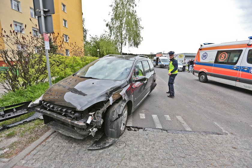 Oba samochody wypadły z drogi