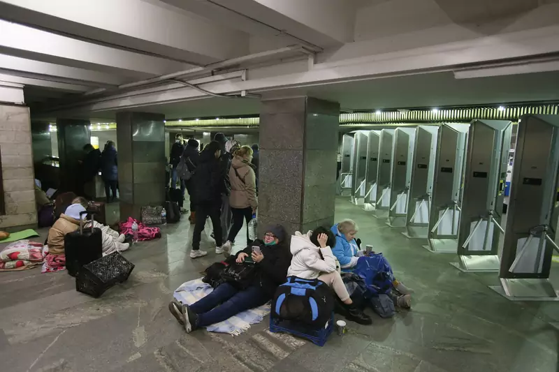 Mieszkańcy Kijowa spędzali noc nie tylko na peronach, ale również przed bramkami metra