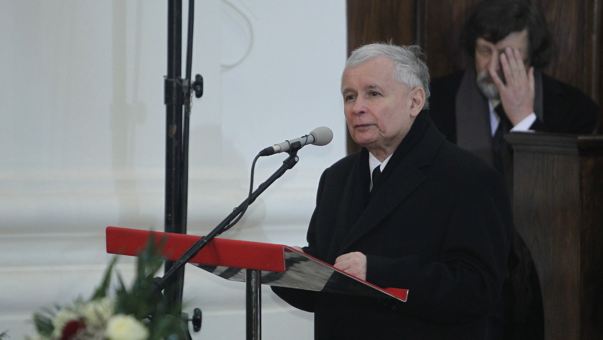 Pozostał mi w uszach śmiech dochodzący z jej pokoju - mówił ze łzami w oczach prezes PiS Jarosław Kaczyński na zakończenie mszy pogrzebowej swojej mamy Jadwigi. Jak czytamy w "Fakcie", nie potrafił ukryć łez. Mówił z trudem, bo wciąż dokucza mu zapalenie płuc.