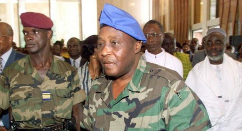 Général Guéï' joueurs ivoiriens dans un camp militaire