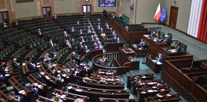 Nowy sondaż. PiS wygrywa. A co Porozumieniem i Solidarną Polską