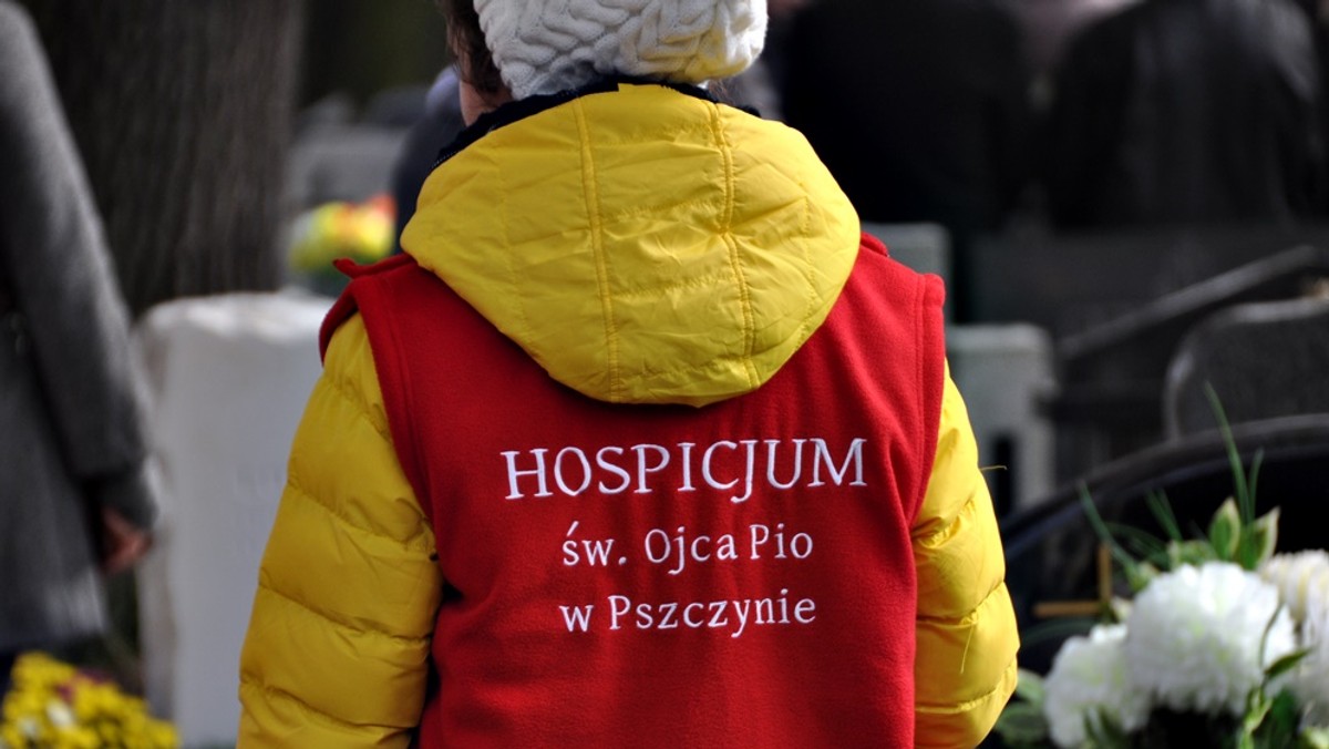 Wolontariusze pszczyńskiego hospicjum św. Ojca Pio będą kwestować na cmentarzach w Pszczynie i w okolicach. W dniu Wszystkich Świętych - 1 listopada - kwestujących wolontariuszy hospicyjnych można spotkać w wielu miejscach Polski. To nie tylko prośba o wsparcie ruchu hospicyjnego, ale także znak pamięci o pacjentach, którzy odeszli.