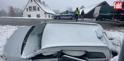 Śnieżne pułapki na Warmii i Mazurach. Autobus i matka w aucie z dziećmi wylądowali w rowie [WIDEO]