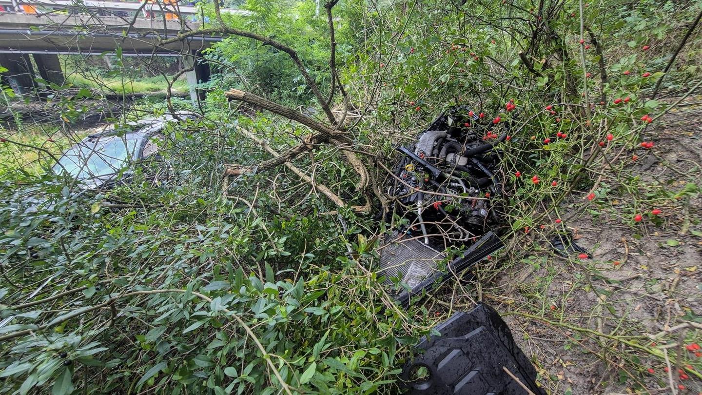Na D2 prerazilo auto zvodidlá a spadlo do hĺbky približne 10 metrov.