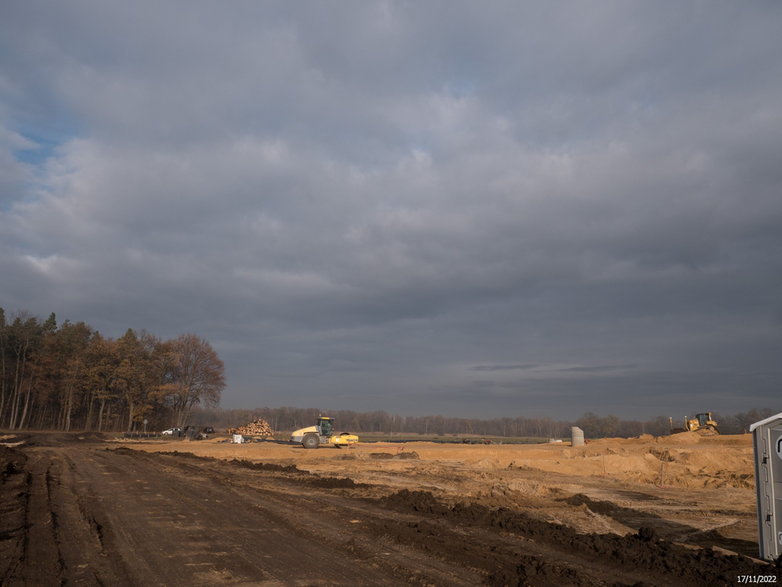 Budowa drogi ekspresowej S-1 - odcinek węzeł Oświęcim - Dankowice - zdjęcia z poziomu ziemi - 17.11.2022 - autor: GDDKiA