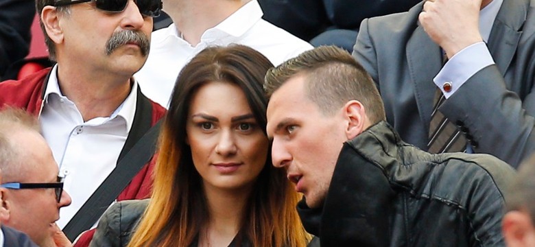 Operacja nosa się opłaciła. Dziewczyna Arka Milika przyciąga fotografów jak magnes