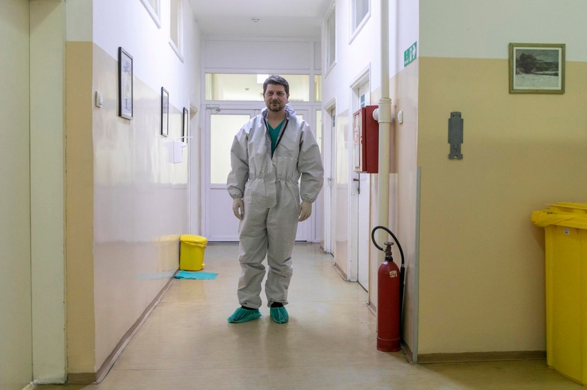 Upravnik ORL, dr Ivan Đorđević, imao je dve operacije tog dana, ali brinuo je i o frizuri