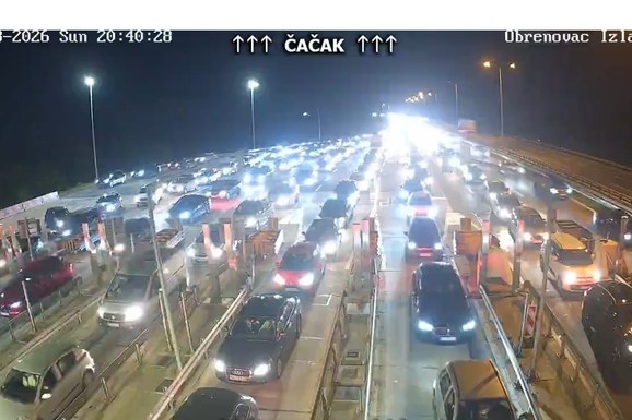 TOTALNI HAOS NA ULAZU U BEOGRAD! Kolonama se ne vidi kraj, dugačke su i po 10 KILOMETARA: Na naplatnoj rampi se čeka kao na granici, a evo na kojoj je NAJGORE