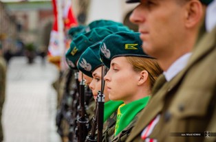 Pobór do wojska wzmocni armię i… demografię? Tak, jeśli obejmie kobiety [OPINIA]