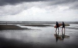 Nie bój się zimnej wody! Gdzie na zimowy surfing w Europie