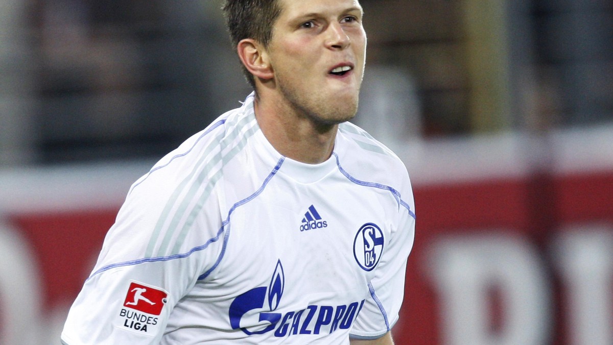 Napastnik Schalke Gelsenkirchen Klaas-Jan Huntelaar może niebawem zmienić otoczenie. - On jeszcze się nie zdecydował, gdzie chce grać - zaznaczył agent Holendra Arnold Oosterveer.