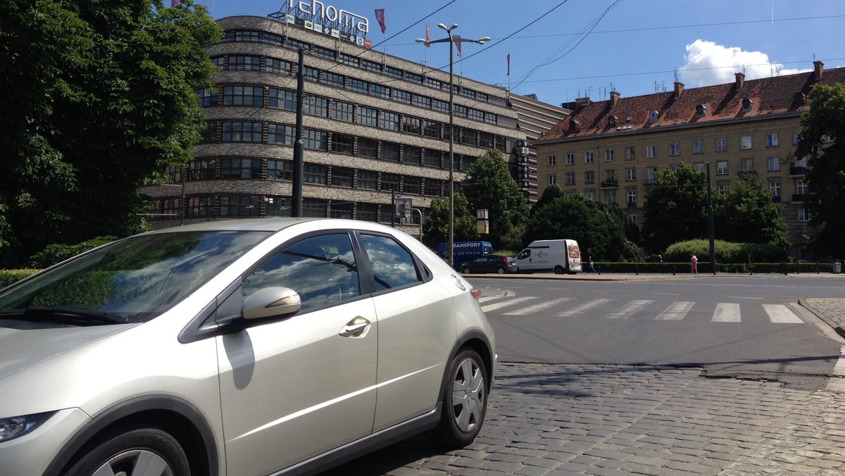 Od jutra (31 października) szybciej niż 30 km/h nie będzie można jechać Podwalem, Świdnicką, Sądową, placem Legionów oraz ulicą Kościuszki. Wrocławscy urzędnicy spowalniają ruch w mieście, już teraz jednak według portalu Korkowo.pl po Wrocławiu jeździ się najwolniej w kraju. Po zmianach korki mogą być jeszcze większe.