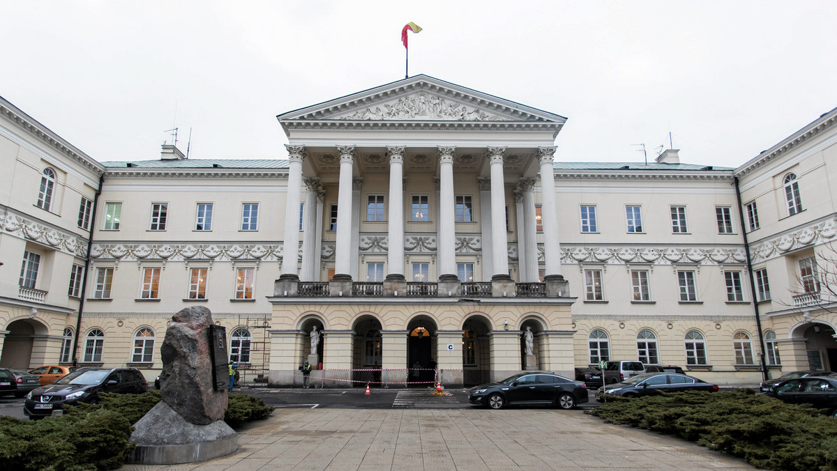 Dziesiątki tysięcy danych o nieruchomościach, głównie na Mokotowie, pobrał nielegalnie aplikant radcowski podczas praktyki w stołecznym urzędzie - informuje dzisiejsza "Rzeczpospolita".