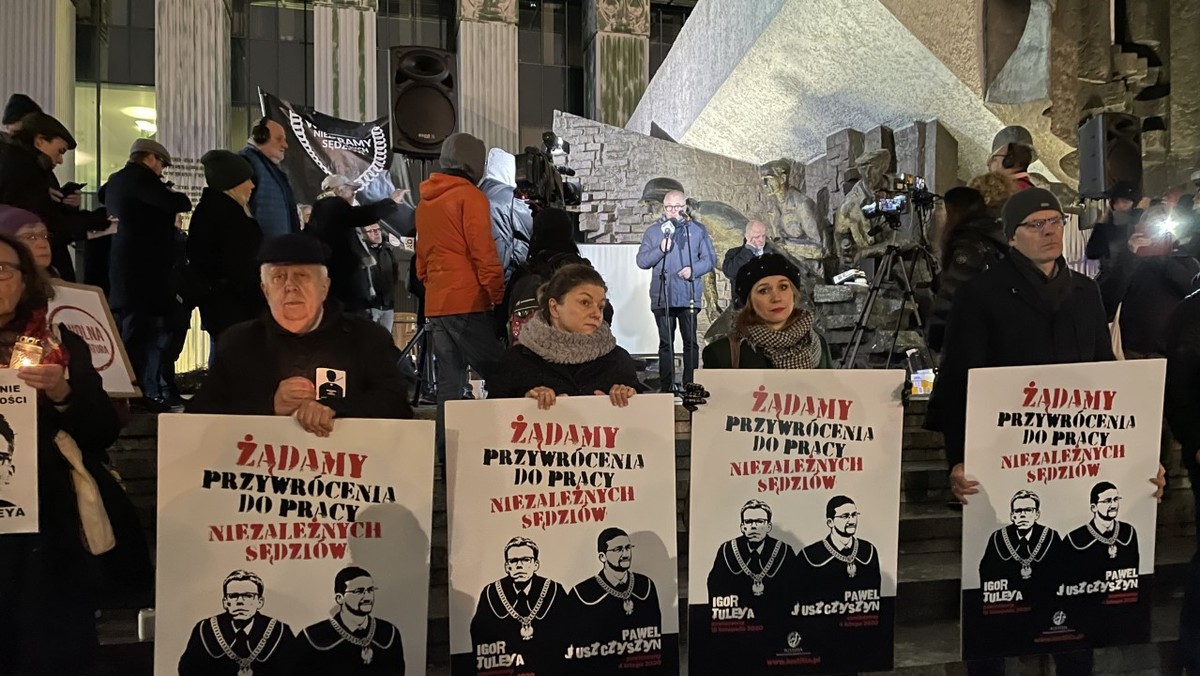 Demonstracja pod gmachem Sądu Najwyższego.