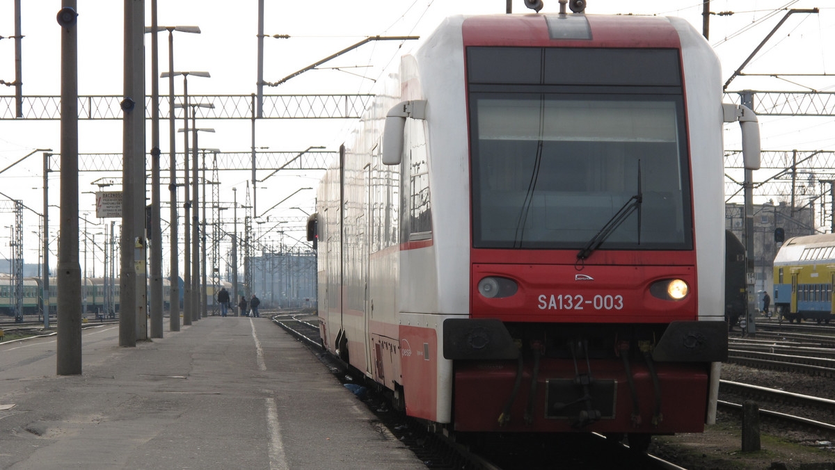 Koleje Wielkopolskie zainstalowały w pociągach, które do nich należą defibrylatory AED.