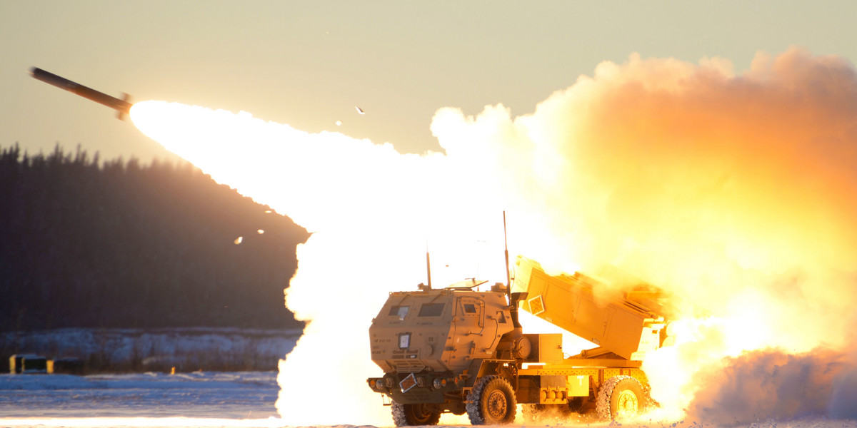 Amerykanie właśnie przekazali Ukrainie, mobilne systemy artylerii rakietowej HIMARS. 
