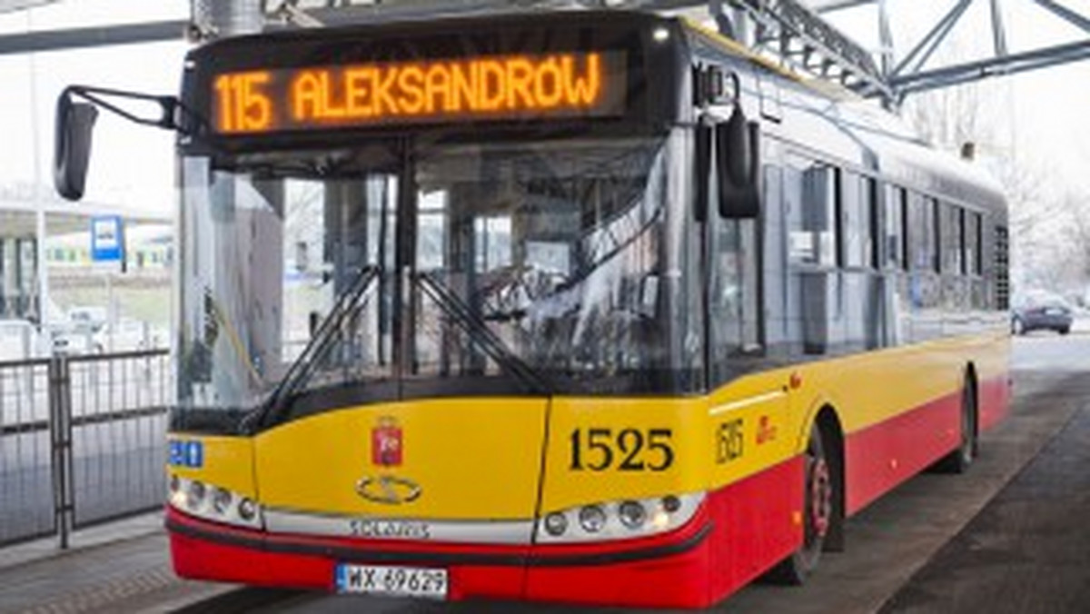 Dziewięć linii autobusowych i dwie tramwajowe zostały zawieszone. Na innych nie ma kursów, które są wykonywane w dni nauki szkolnej, jeszcze inne jeżdżą według specjalnych rozkładów. Tak będzie przez dwa tygodnie. Wszystko dlatego, że na Mazowszu rozpoczęły się dziś ferie zimowe. Podpowiadamy, jakie zmiany zostały wprowadzone w Warszawie.