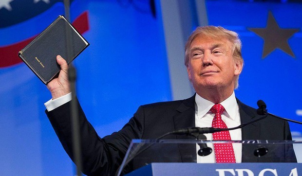Tramp drži Bibliju tokom kampanje za predsednika 2016. godine | Foto: Getty Images