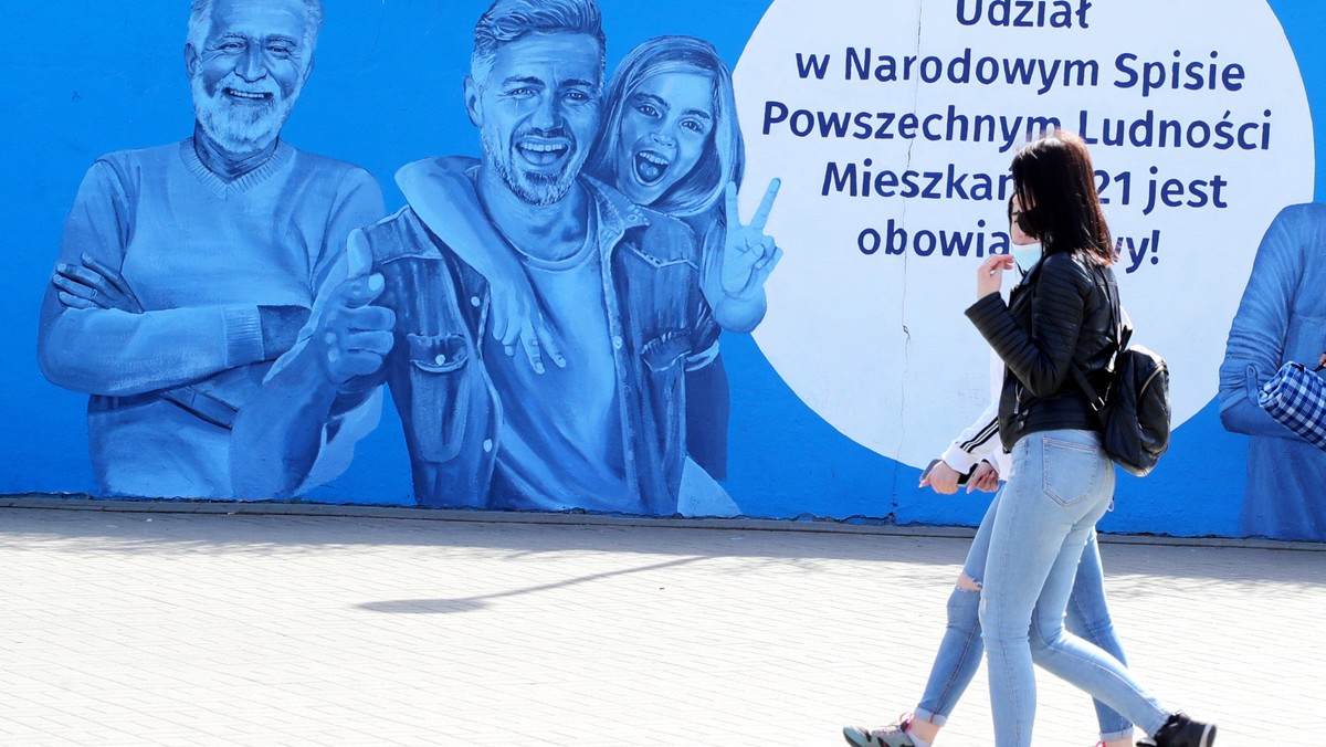 Mural przy wejściu do stacji metra Centrum informujący o spisie powszechnym, Warszawa, kwiecień 2021 r.