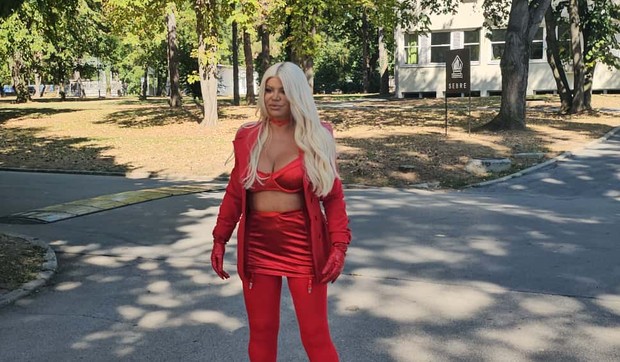 Dara Bubamara u halterima i brushalteru
