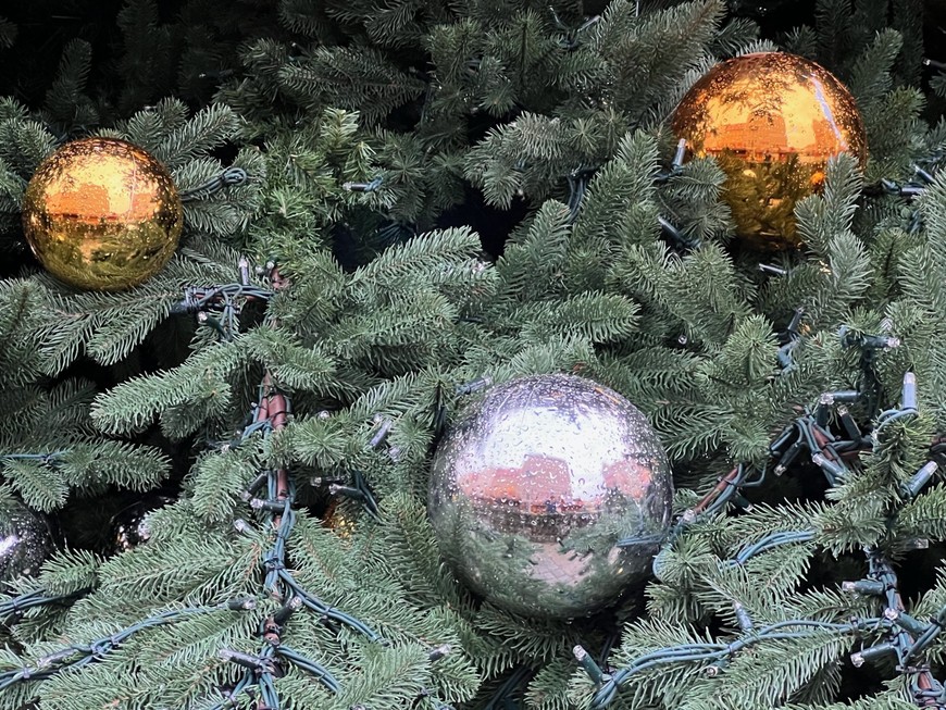 Choinkę ozdabiają piękne bombki