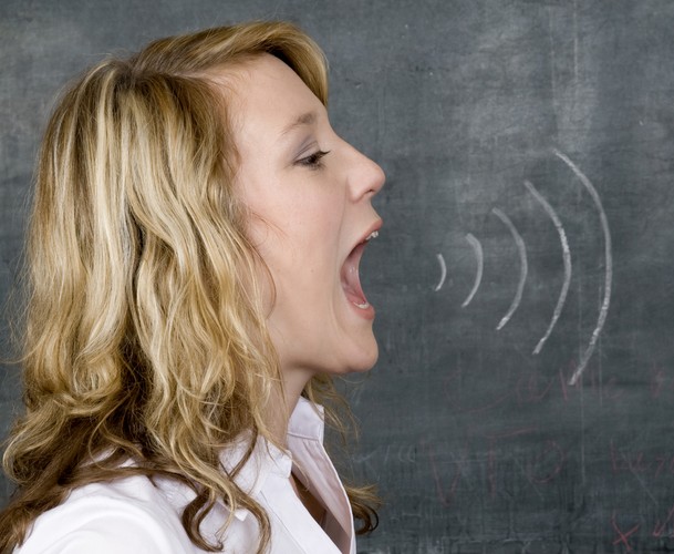 6. Ucz się od innych. Już znasz swój punkt widzenia, znasz swoje poglądy. Jeśli na siłę zaprezentujesz je podczas rozmowy, niczego nowego się nie nauczysz. Pozwól mówić innym, wysłuchaj ich uważnie. To bardzo prosta metoda, aby inni poczuli się ważni i cię zapamiętali, a ty możesz wnieść coś nowego do swojego życia.