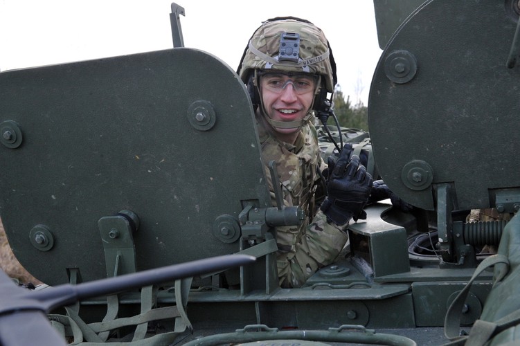 Podczas ćwiczeń polskie plutony wyposażone są w kołowe transportery opancerzone KTO Rosomak, a amerykańskie w transportery Stryker.
<br><br>
fot.(mb/cat) PAP/Marcin Bielecki