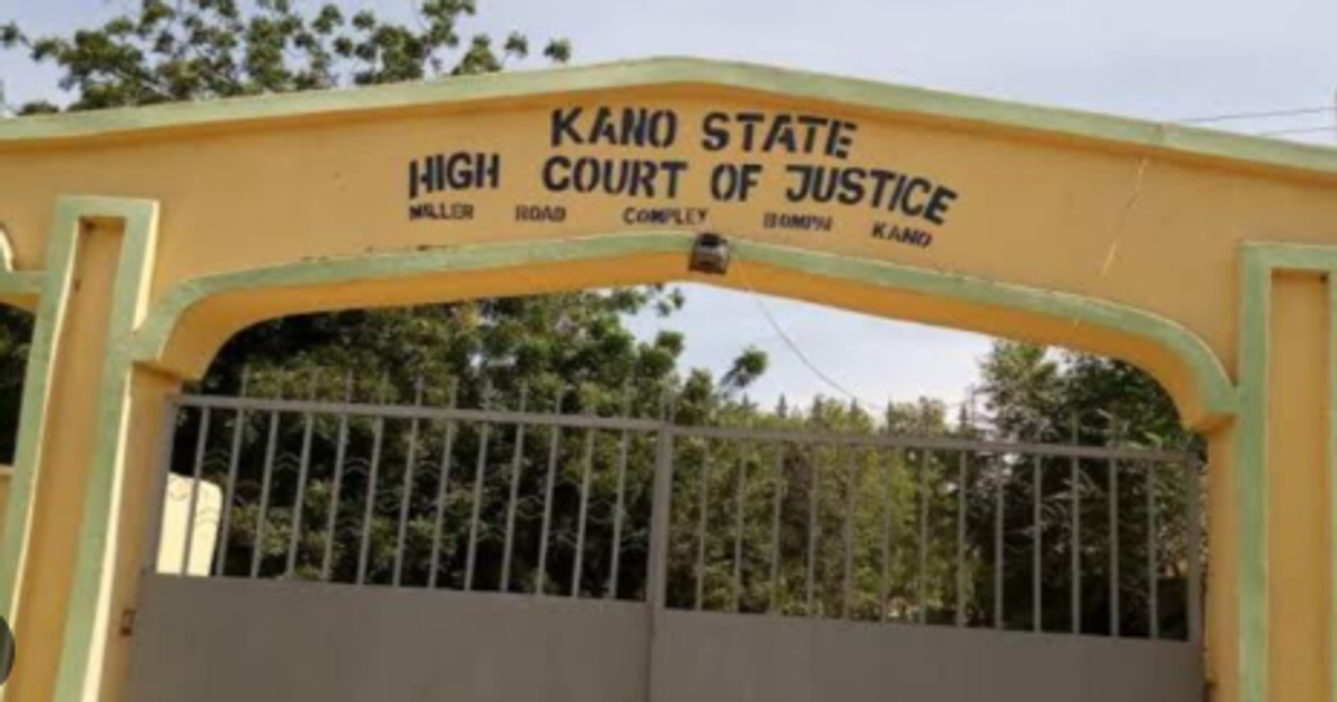 Kesi ya awali imewasilishwa na NULGE na wakazi wengine watano wa Jimbo la Kano kupinga kuzuiliwa au kucheleweshwa kwa mgao muhimu wa serikali za mitaa. Amri ya zuio la muda ilitolewa, ikiwakataza washtakiwa kuingilia haki za walalamikaji kusubiri hukumu. Hatua hiyo inalenga kuhakikisha usambazaji sawa wa mgao wa kila mwezi kutoka kwa akaunti ya shirikisho hadi serikali za mitaa 44 huko Kano. Inasisitiza umuhimu wa uwazi katika usimamizi wa fedha za umma ili kuhakikisha ustawi wa wakazi wa eneo hilo na utendakazi mzuri wa huduma za umma.