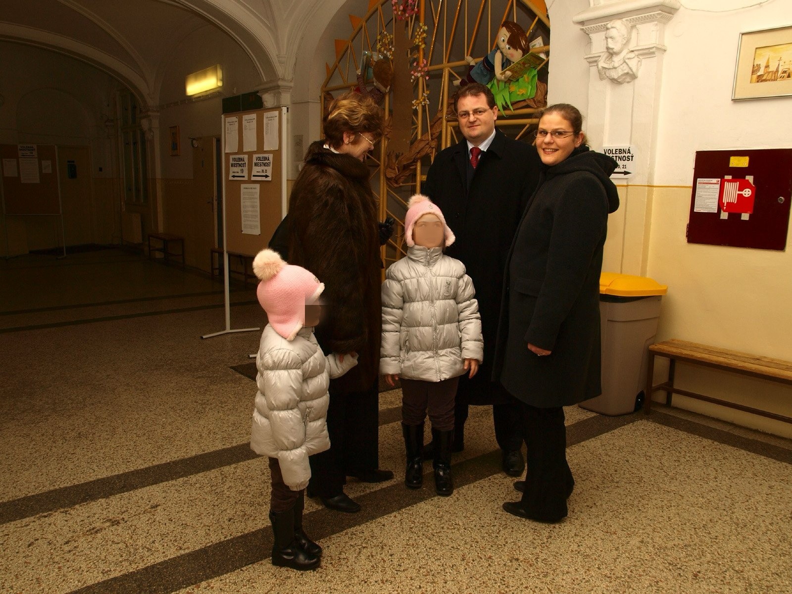 Na  snímke druhá zľava Margita Mečiarová, Mečiarova dcéra Magda (vpravo), Ján Gálik a Mečiarove vnučky.