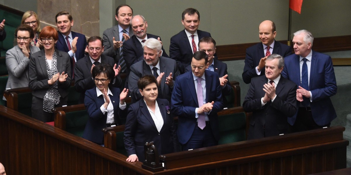 Beata Szydło może otwierać szampana. Oto powód!