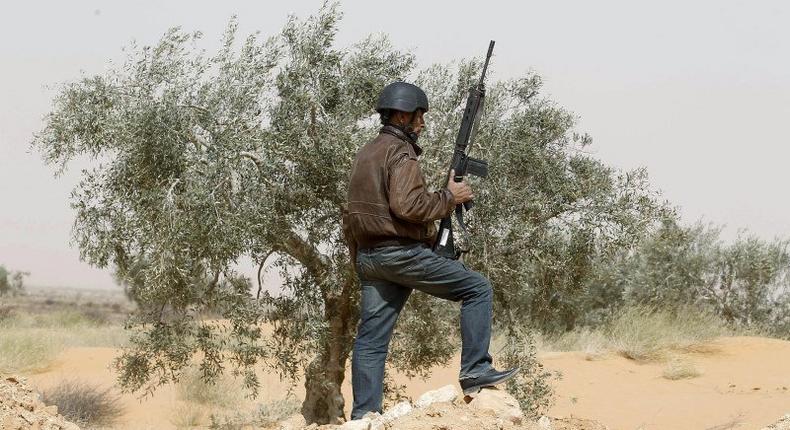 A Tunisian police officer stands guard during an operation to eliminate militants in a village some 50 km (31 miles) from the town of Ben Guerdane, Tunisia, near the Libyan border, March 10, 2016. REUTERS/Zoubeir Souissi