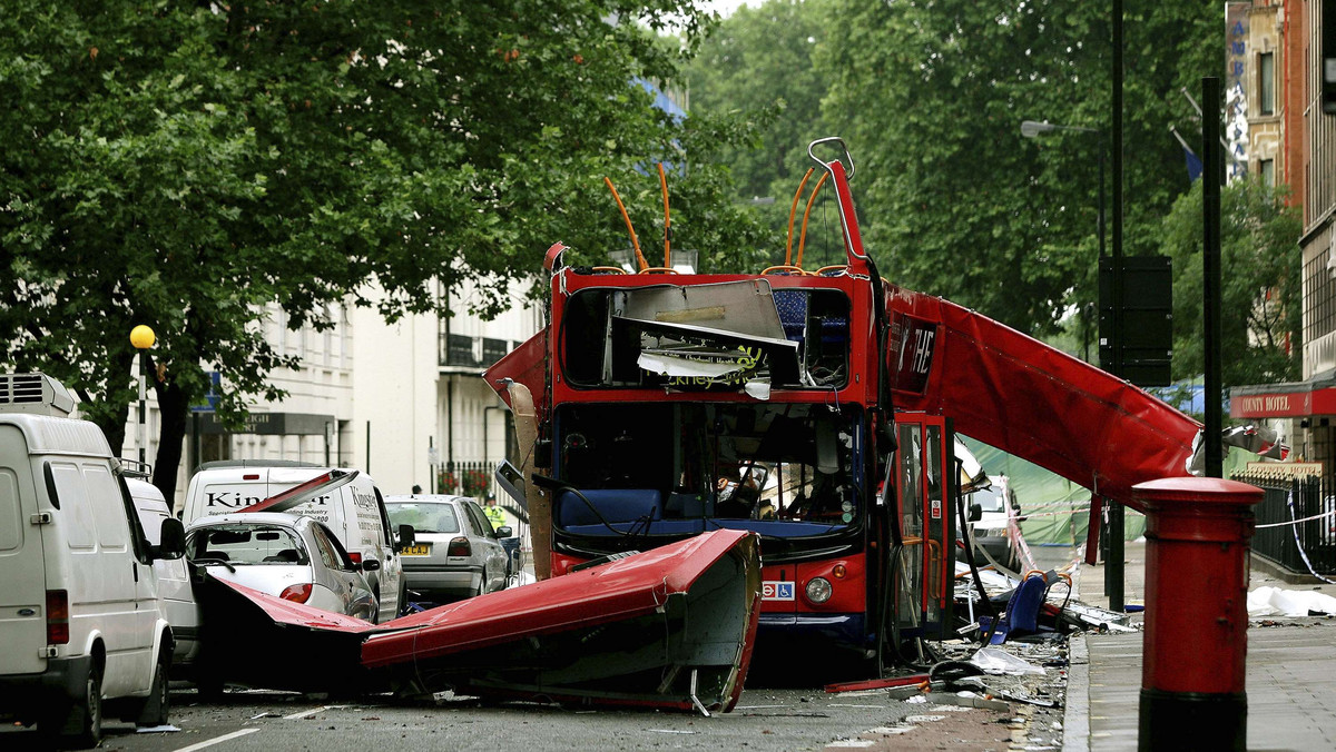 Strażak Simon Ford, który wsławił się ratowaniem ludzi po zamachach siódmego lipca w Londynie, został skazany na 14 lat za przemyt 110 kg kokainy do Wielkiej Brytanii - podało BBC.