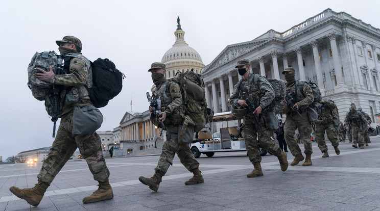 A Nemzeti Gárda katonái távoznak a washingtoni Capitoliumból 2021. január 16-án. Joe Biden megválasztott amerikai elnök január 20-i beiktatási ünnepségének zavartalansága érdekében fokozott biztonsági intézkedéseket léptettek életbe, valamint legalább 20 ezer nemzeti gárdista biztosítja az eseményt, miután január 6-án Donald Trump hivatalából távozó elnök támogatói erőszakkal behatoltak a Capitoliumba./ Fotó: MTI/AP/Jacquelyn Martin