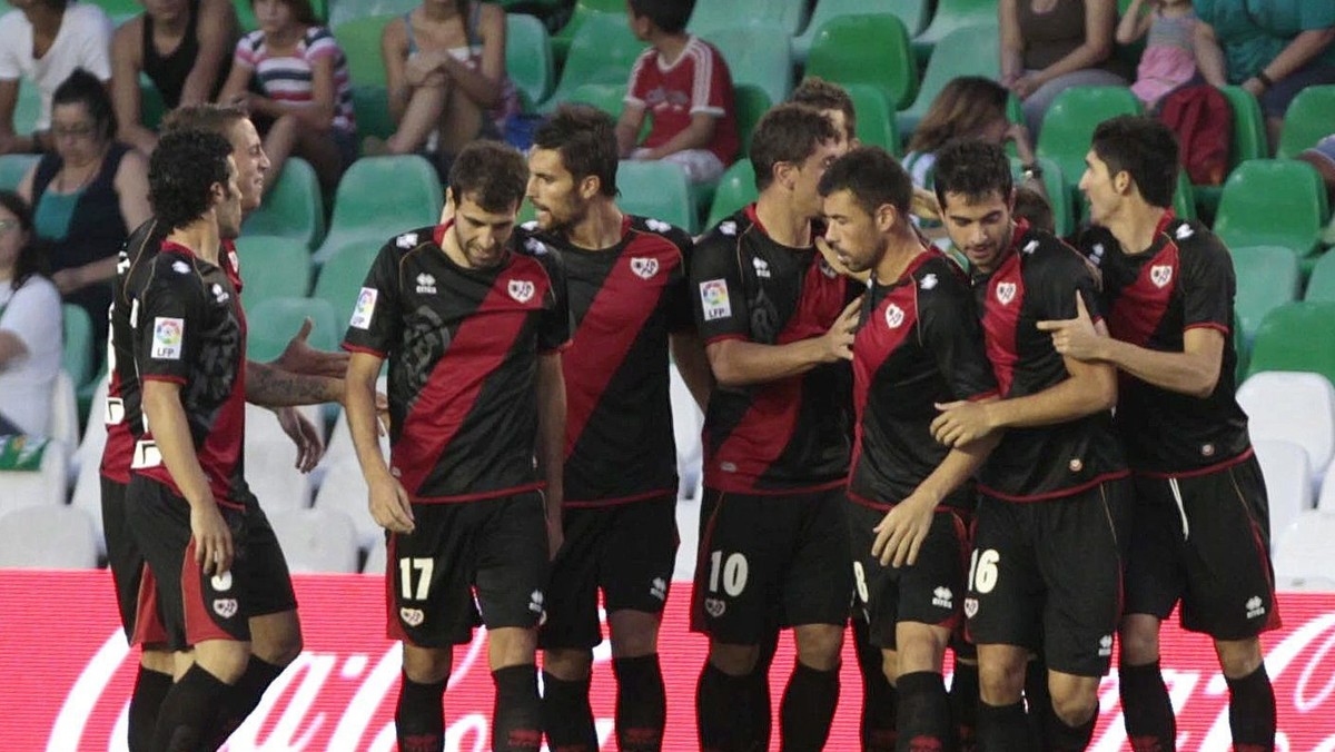 Piłkarze Rayo Vallecano wygrali drugi mecz w sezonie Primera Division i zostali jej nowym liderem. W Sewilli pokonali 2:1 (1:1) miejscowy Betis. W sobotę zwyciężały również Real Saragossa i Real Sociedad San Sebastian.