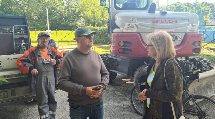 Fonti Krisztina a Fővárosi Gázművek munkásaival tárgyal