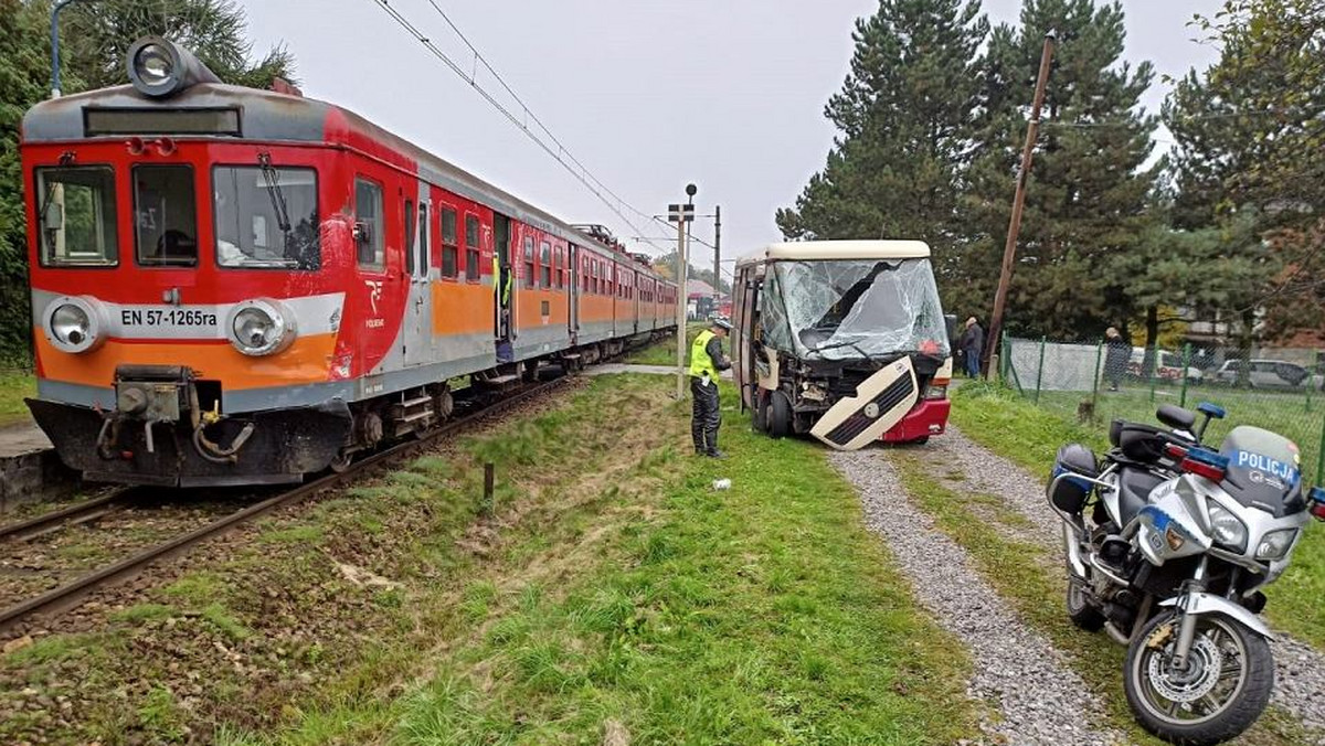 Bulowice: Zderzenie autobusu z pociągiem. Cztery osoby w szpitalu