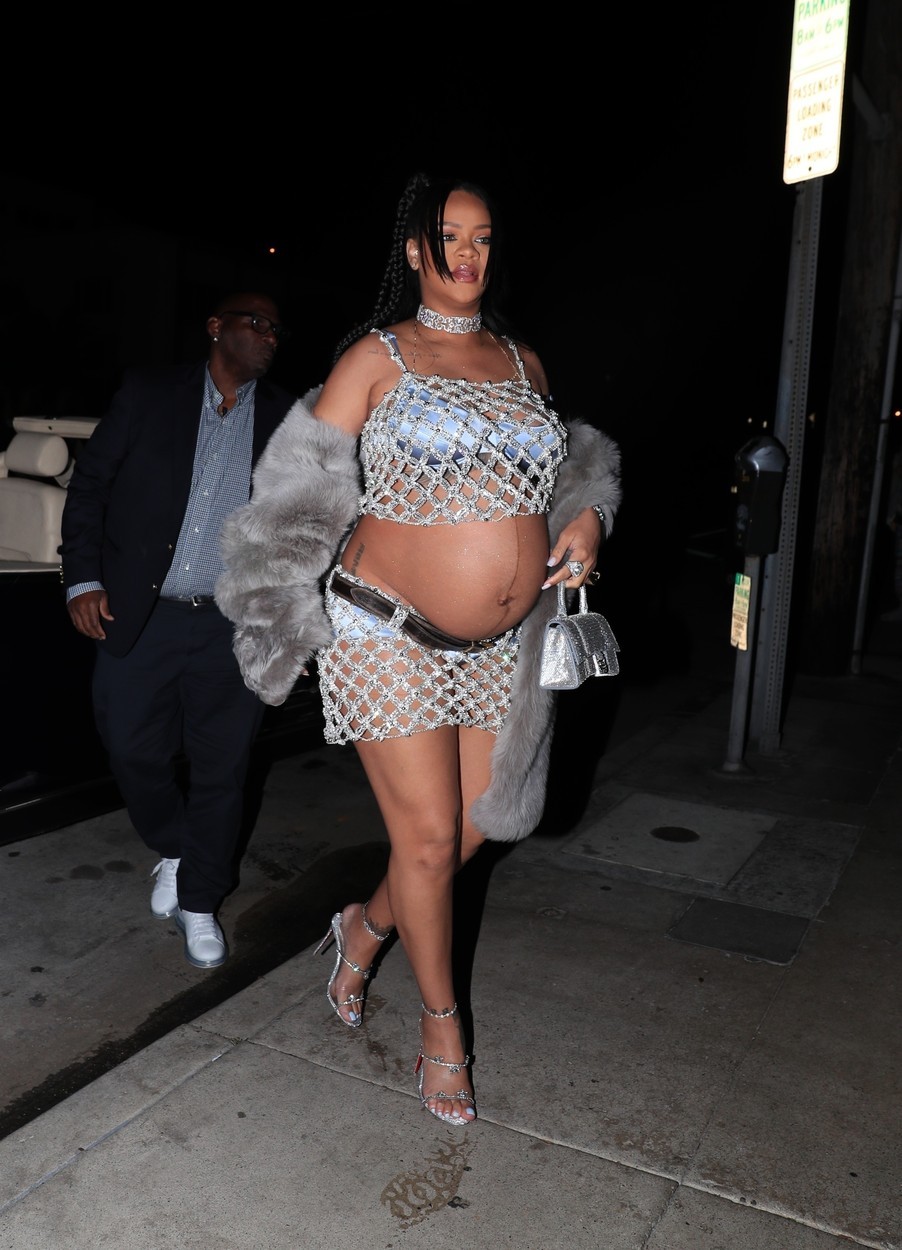 Rihanna kristályos kismama szettje a legbrutálabb dolog, amit ma látni fogsz