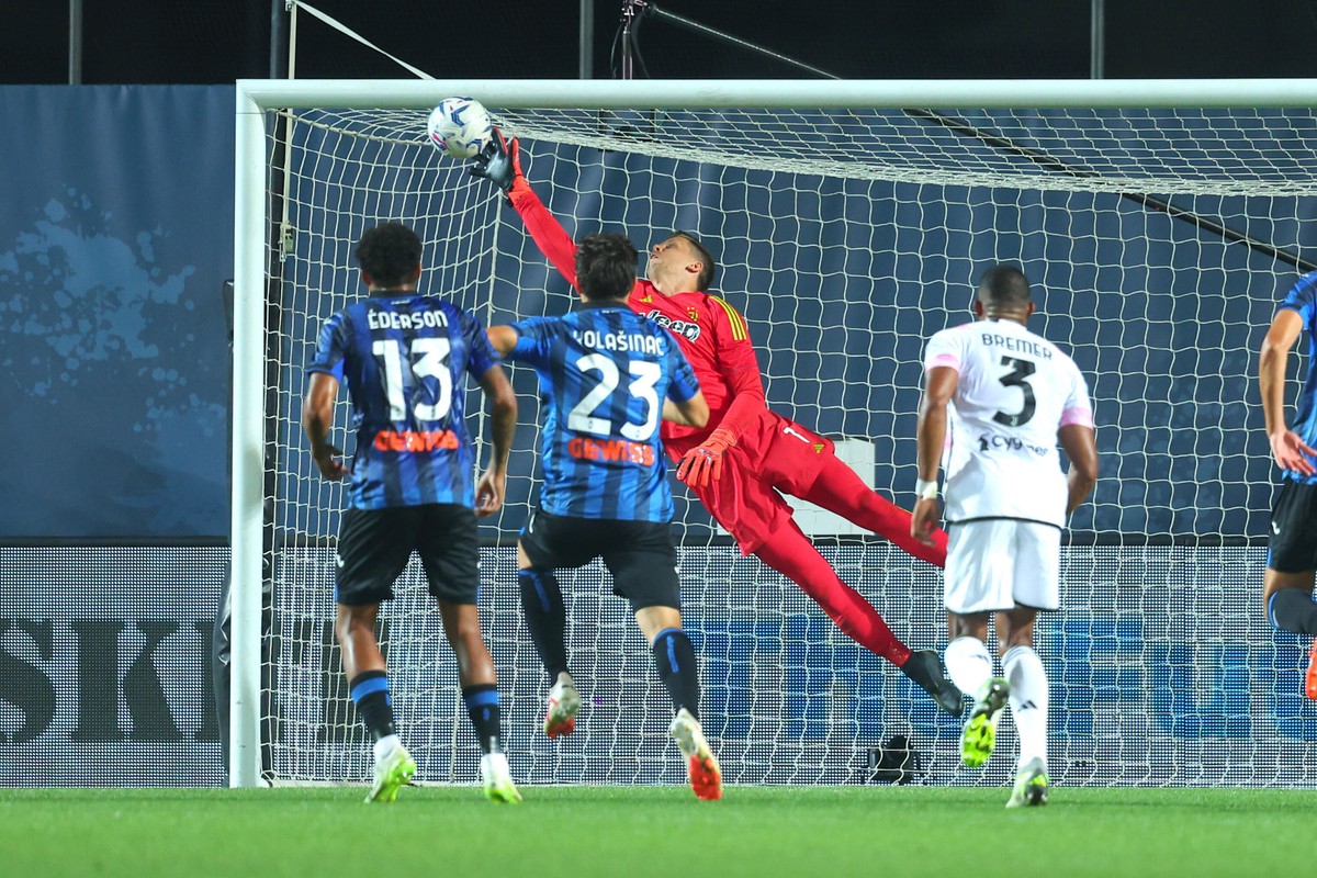 Wojciech Szczęsny (w czerwonym stroju)