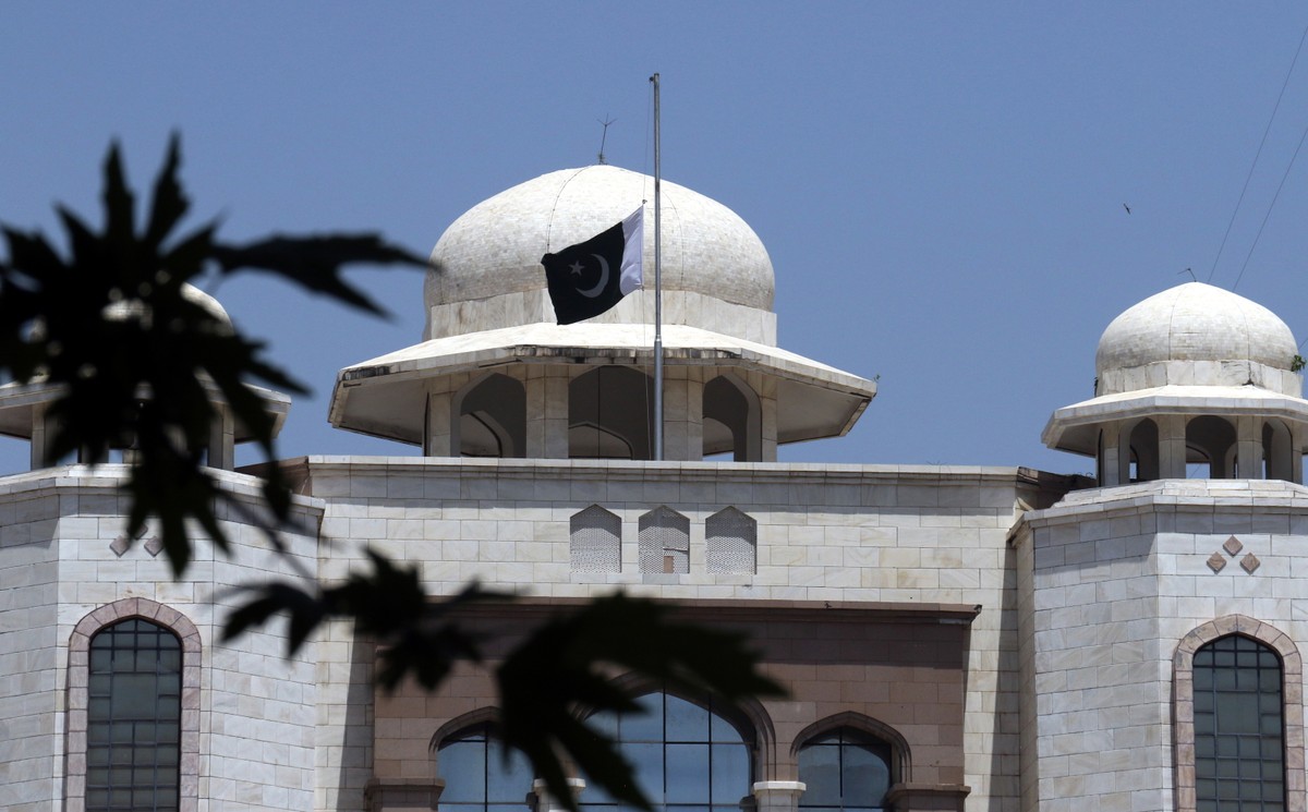 epa11354896 The Pakistani national flag flies at half-mast at the Prime Minister's office following the deaths of Iran's President Raisi and Foreign Minister Amir-Abdollahian, in Islamabad, Pakistan, 20 May 2024. Iran's President Ebrahim Raisi, Foreign Minister Hossein Amir-Abdollahian and several others were killed in a helicopter crash on 19 May 2024, after an official visit in Iran's northwest near the border with Azerbaijan, the Iranian government confirmed. EPA/SOHAIL SHAHZAD Dostawca: PAP/EPA.