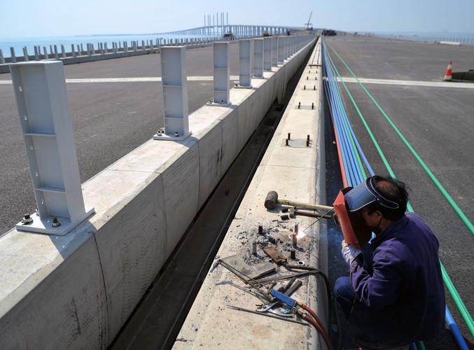 Montaż barierek na najdłuższej przeprawie świata