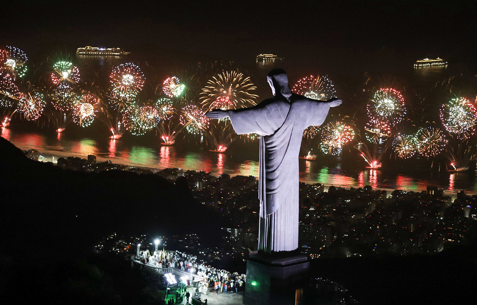 W brazylijskim Rio de Janeiro fajerwerki rozświetliły Statuę Chrystusa Zbawiciela