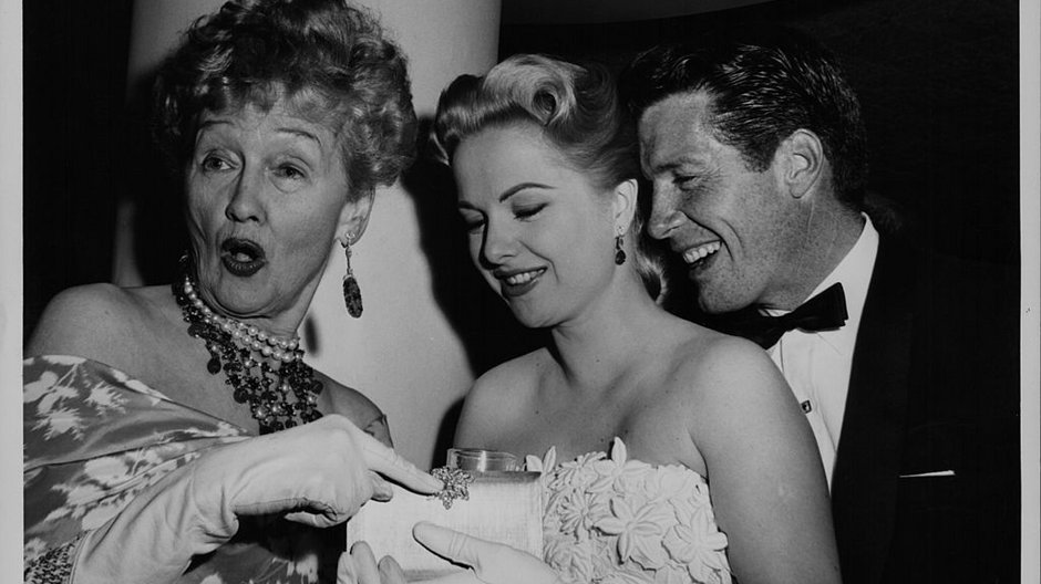  Hedda Hopper i aktorzy: Martha Hyer oraz Robert Horton, 1950 r.
