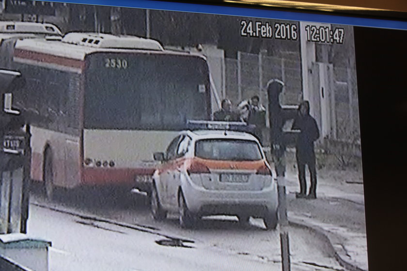 Akcja ratunkowa w autobusie. Zasłabła dziewczyna, pomógł jej pracownik Centrali Ruchu ZTM