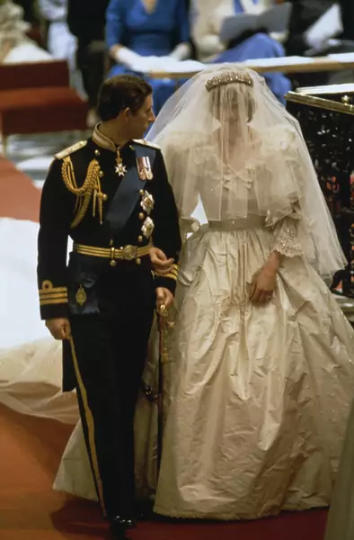 Suknia księżnej Diany całkowicie się pogniotła Fot. Keystone/Hulton Archive/Getty Images