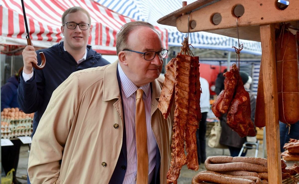 Jacek Saryusz-Wolski na warszawskim bazarze Wolumen