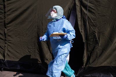 Prof. Flisiak: Kolejne luzowywanie obostrzeń powinno być podejmowane na szczeblu regionalnym