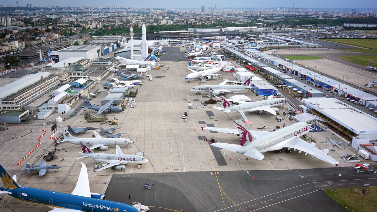 Na paryskim lotnisku Le Bourget rozpoczął się dzisiaj 51. międzynarodowy salon lotniczy. Tradycyjnie rywalizujące koncerny lotnicze Airbus i Boeing już poinformowały o dużych zamówieniach z Arabii Saudyjskiej i Indonezji.