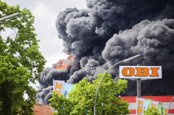 IZNAD BERLINA TOKSIČAN OBLAK DIMA Kulja vatra, ogroman požar u fabrici, cela zgrada u plamenu (FOTO, VIDEO)