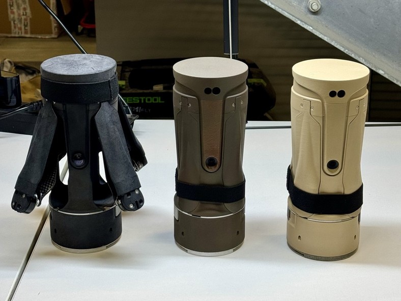 WB Electronics pracuje także nad miniaturową amunicją krążącą. Niewielkie drony będą mogły być przenoszone w plecakach lub na kamizelkach żołnierzy. Takie latające granaty doskonale nadadzą się do walki w okopach lub terenie zurbanizowanym. Dron ze zdjęcia nosi nazwę X-FRONTER.