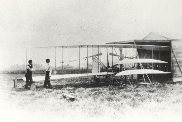 Rok później, Bracia stoją obok kolejnego modelu samolotu, Flyera II. Dayton, Ohio, lotnisko Huffman Prairie (fot. NASA, Flickr The Commons).